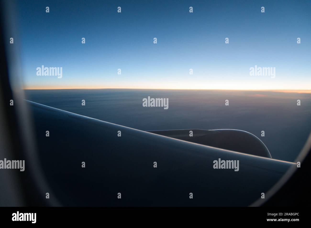Vue à travers la fenêtre de l'avion à l'horizon vide à l'aube le matin clair Banque D'Images