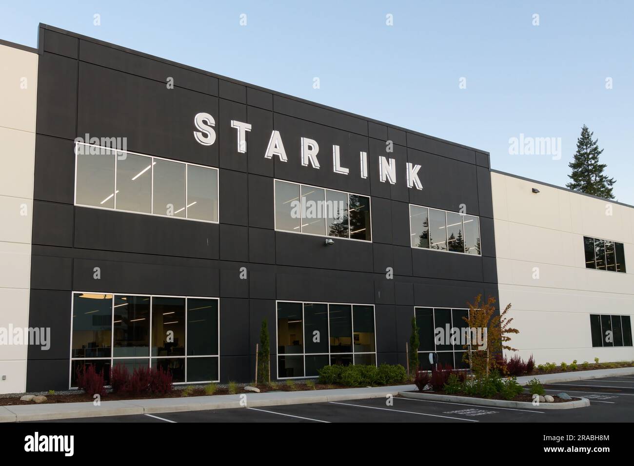 Redmond, WA, Etats-Unis - 02 juillet 2023 ; façade du bâtiment Starlink avec panneau lumineux à l'aube Banque D'Images