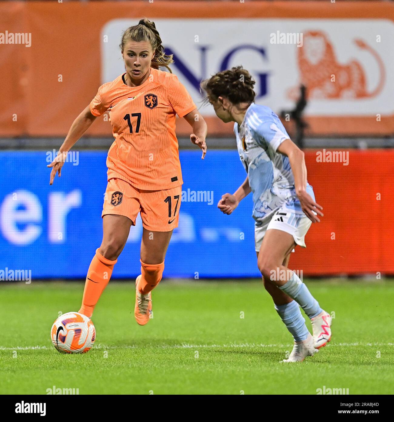 KERKRADE, 02-07-2023, Parkstad Limburg Stadium, Preparation WC football  Women. Pays-Bas - Belgique (femmes). Le joueur néerlandais Victoria Pelova  sur son chemin pour marquer 4-0 points lors du match équipe nationale  féminine pays-Bas-Belgique (