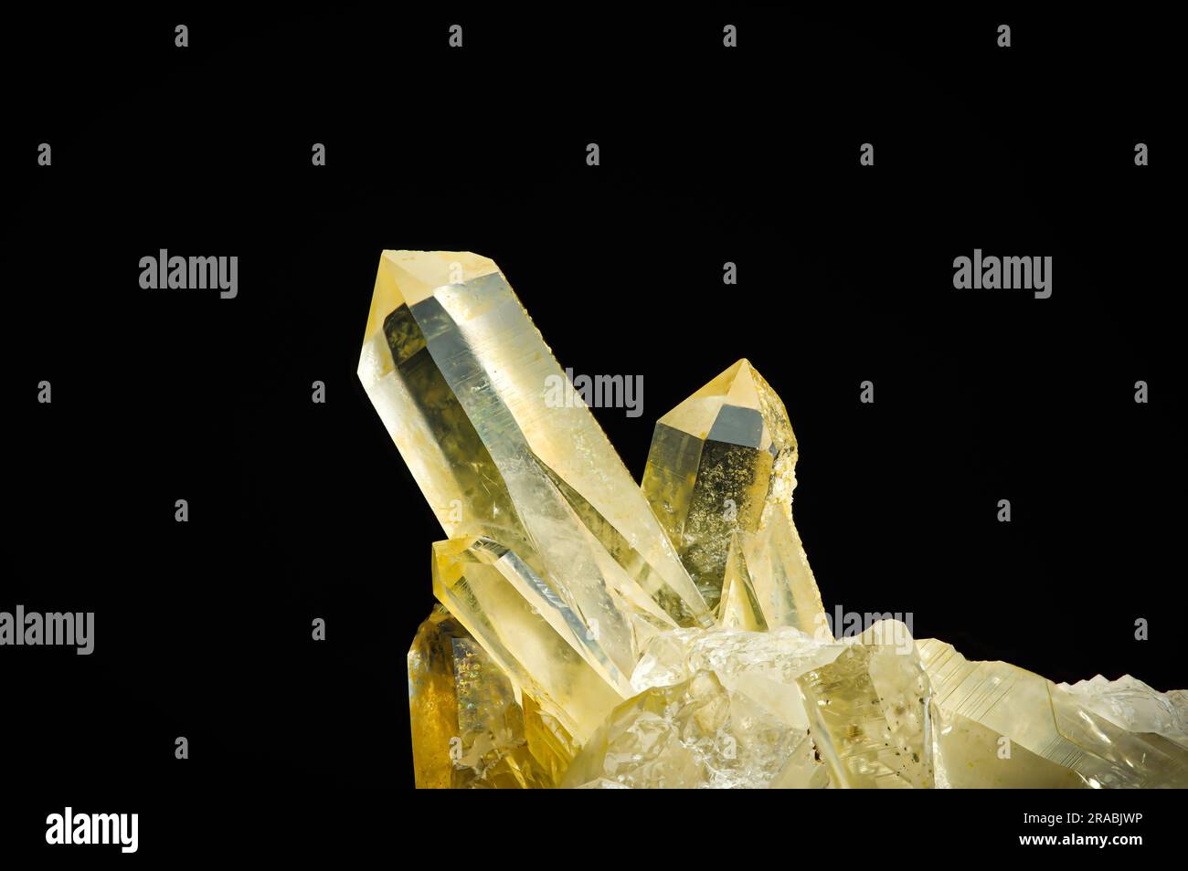 cristal naturel de citrine isolé sur fond noir. gros plan macro gros plan brut brut non poli pierre semi-précieuse. Banque D'Images
