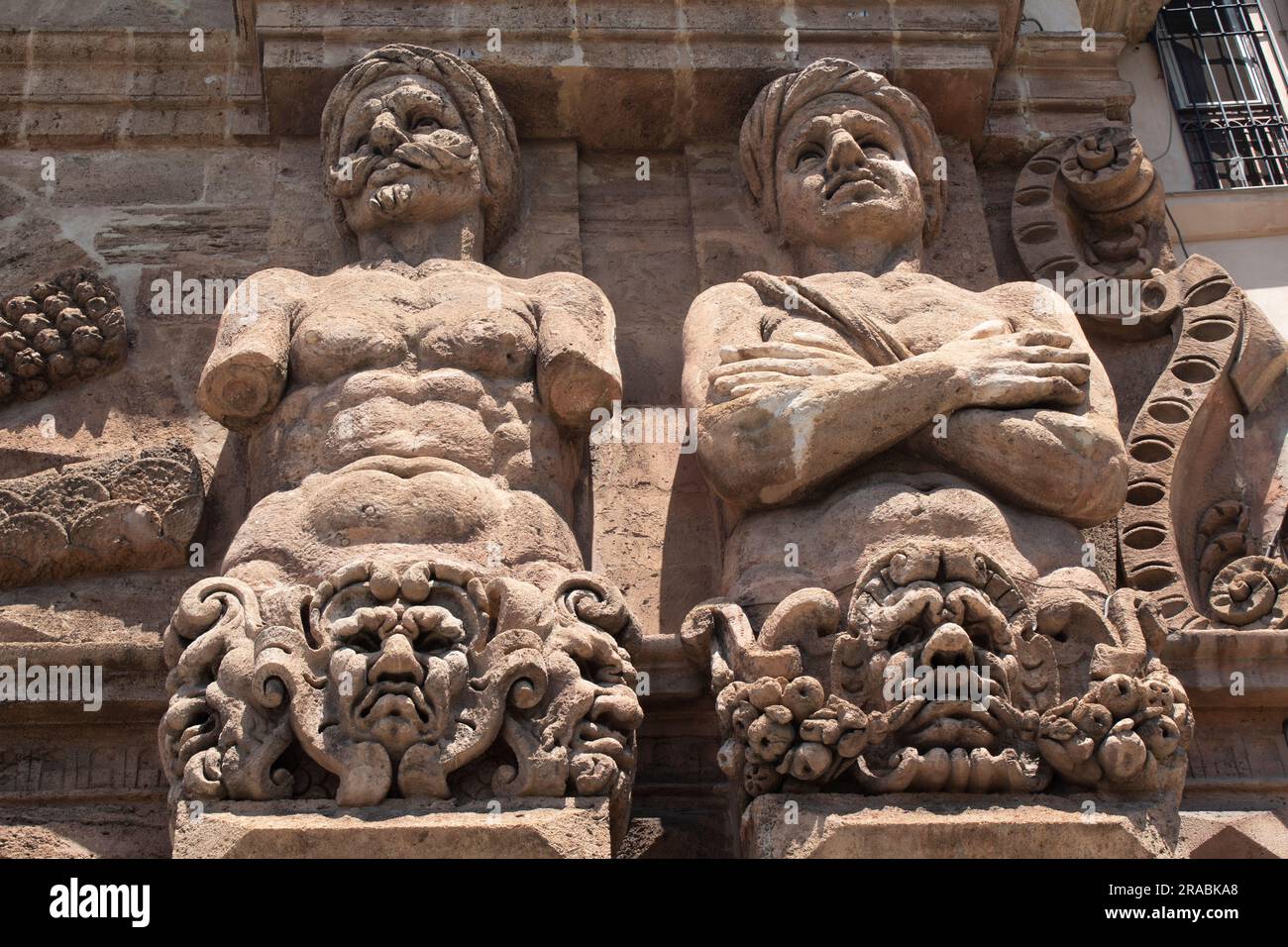 Telamones des Maures vaincus sur la Porta Nuova, une porte monumentale de la ville et l'entrée de la Cassaro Palermo Sicile, Italie Banque D'Images