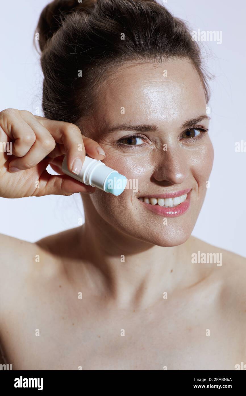 bonne femme moderne avec bâton de surligneur isolé sur blanc. Banque D'Images