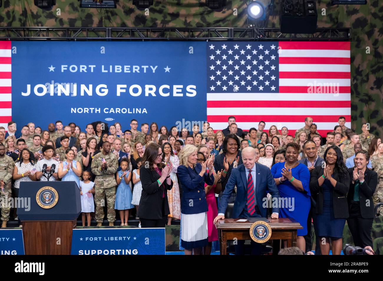 Fayetteville, États-Unis d'Amérique. 09 juin 2023. Le président américain Joe Biden est applaudi après la signature d'un ordre exécutif faisant la promotion du programme d'enrôlement des forces pour les familles militaires à fort Liberty, 9 juin 2023, à Fayetteville, en Caroline du Nord. Banque D'Images