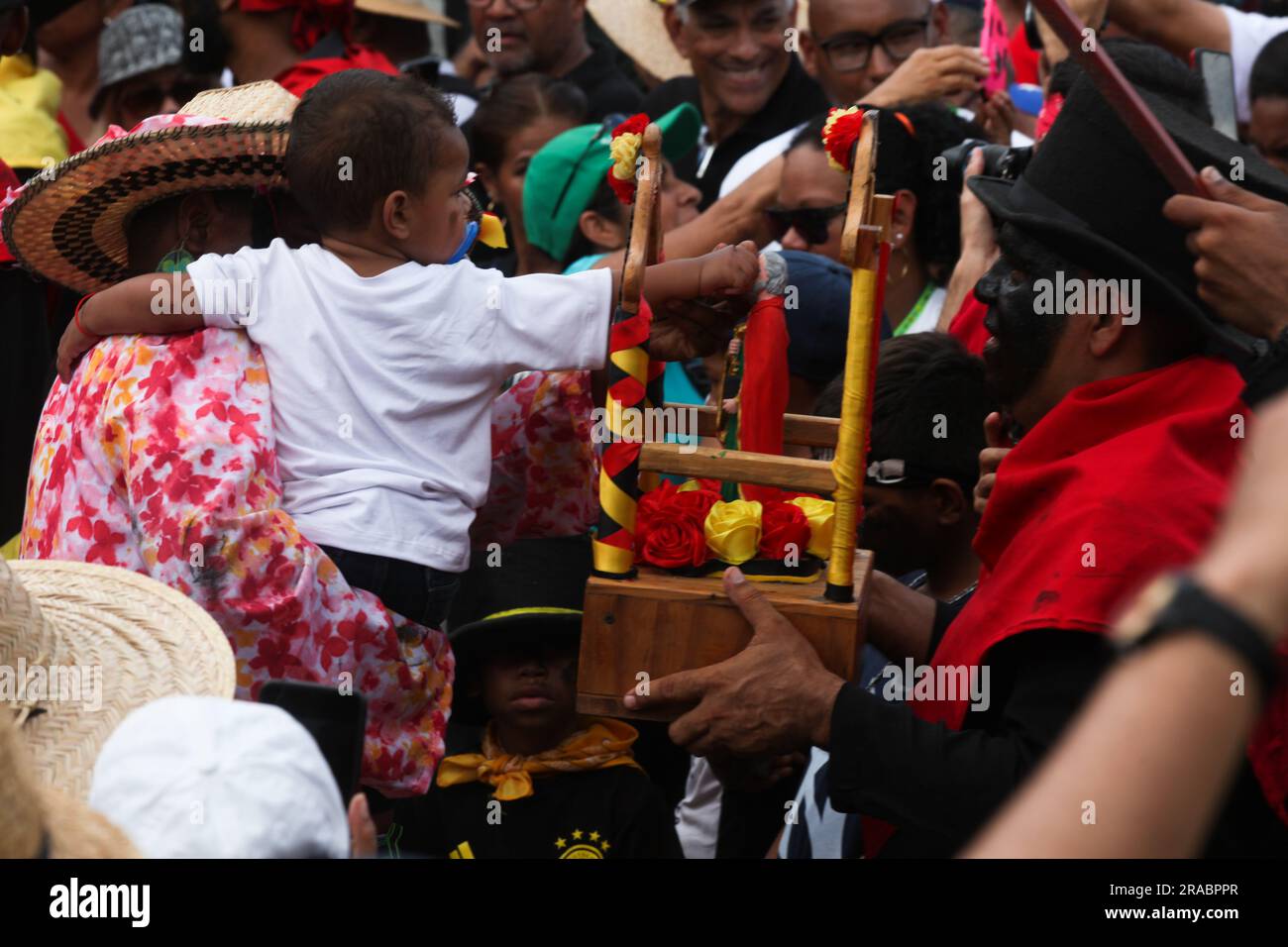 Un enfant touche l'image de San Pedro pendant le festival. La Parranda de San Pedro est une fête en l'honneur de l'apôtre San Pedro dans la ville de Guatier, état de Miranda au Venezuela. Cette tradition a plus de 200 ans et chaque 29 juin est célébrée, elle a été déclarée patrimoine culturel immatériel de l'humanité par l'UNESCO en 2013. Banque D'Images