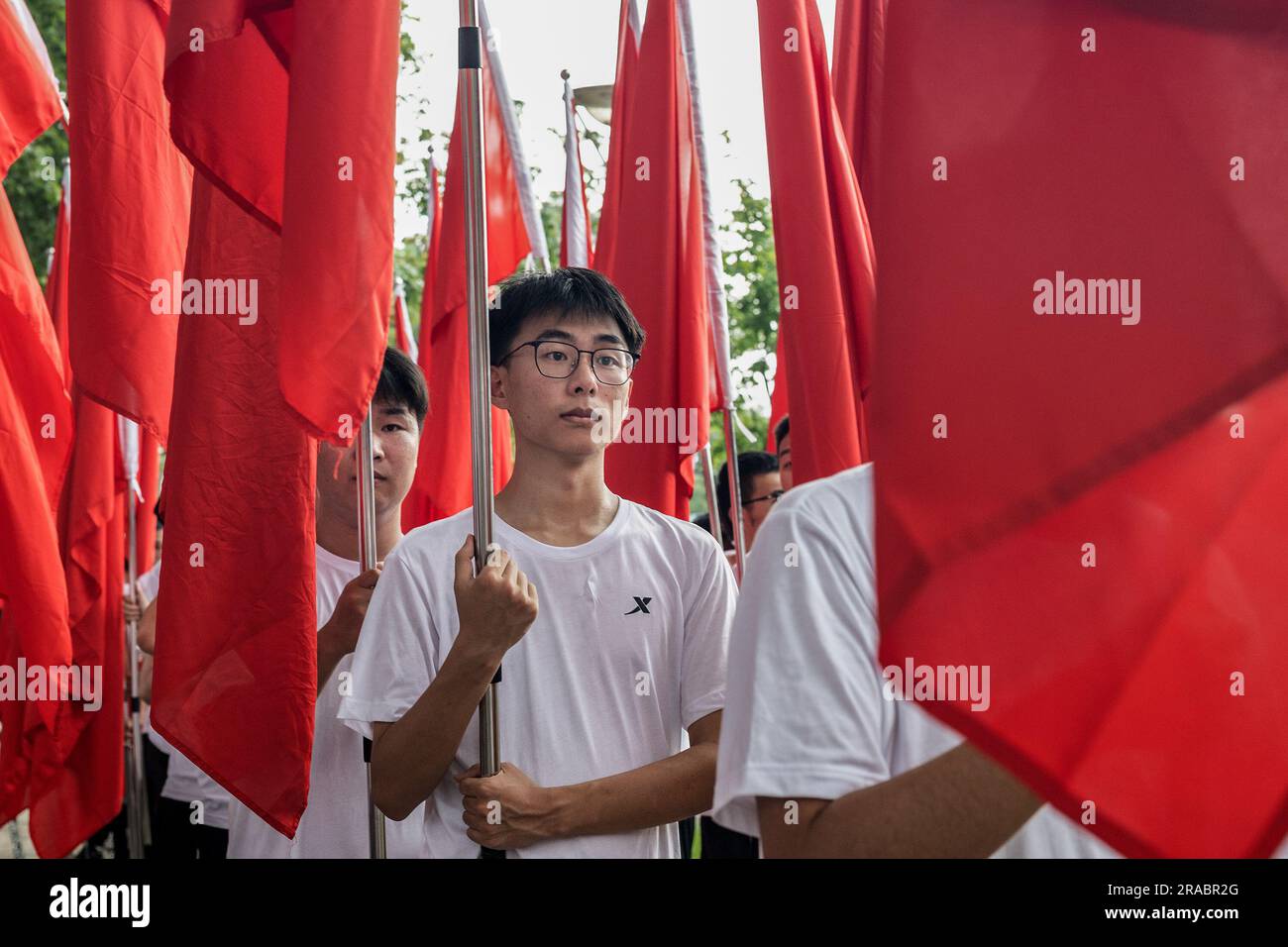 Wuhan, Chine. 01st juillet 2023. Les jeunes hommes ont des drapeaux rouges à l'occasion de l'anniversaire de la fondation du Parti communiste chinois (PCC) à Wuhan en 102nd. Avant l'anniversaire de fondation du PCC, les chiffres officiels ont révélé que l'adhésion au PCC a augmenté de près de 1,33 millions, soit 1,4 pour cent, passant de 2021 à 98,04 millions à la fin de 2022. (Photo de Ren Yong/SOPA Images/Sipa USA) crédit: SIPA USA/Alay Live News Banque D'Images