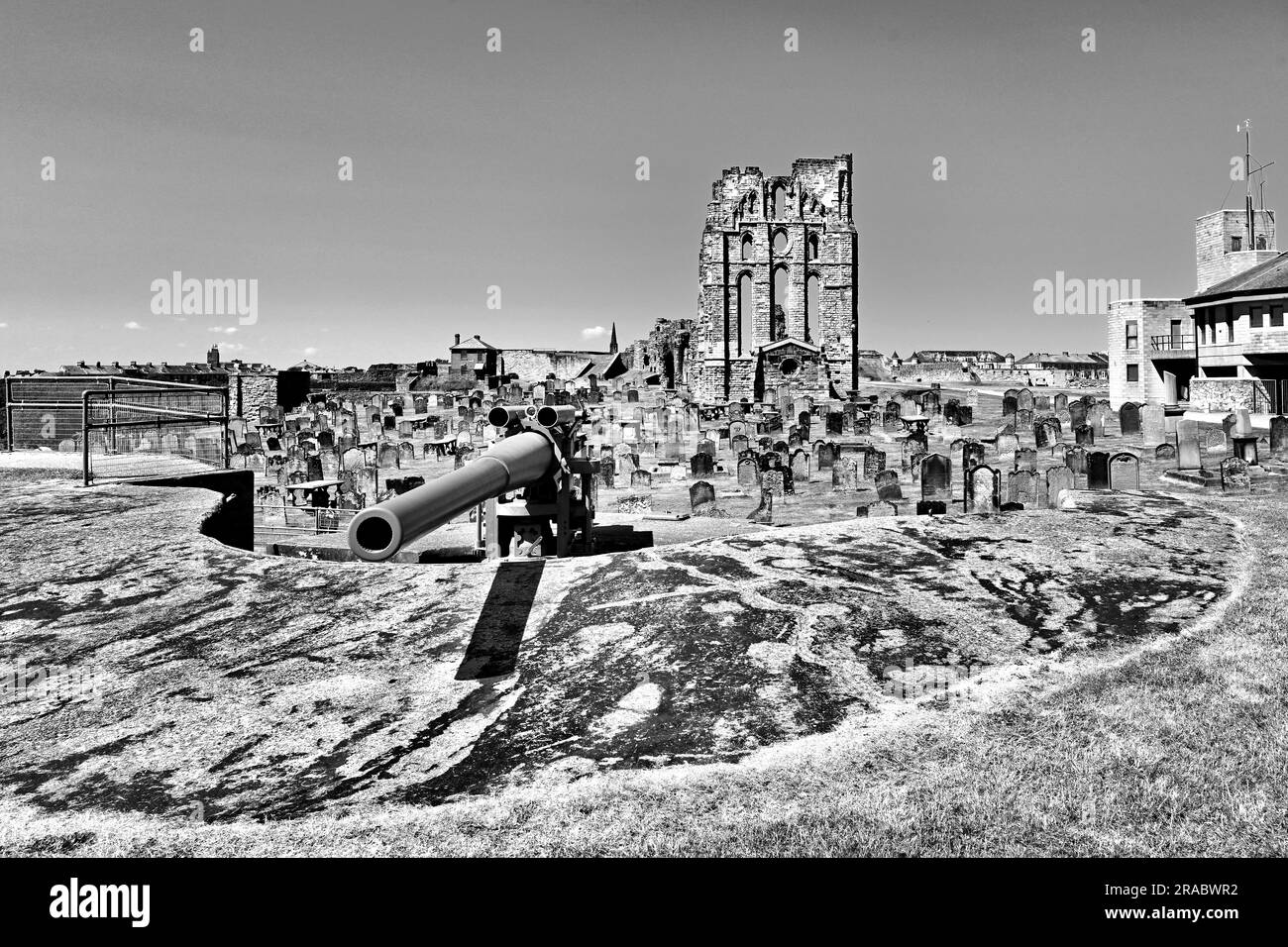 Le prieuré de Tynemouth et le parc du château avec un merveilleux ancien canon de protection naval de la Seconde Guerre mondiale contre le ciel profond Banque D'Images