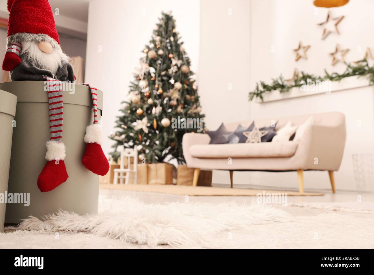 Intérieur de salon avec arbre de Noël, accent sur les nains décoratifs. Espace pour le texte Banque D'Images