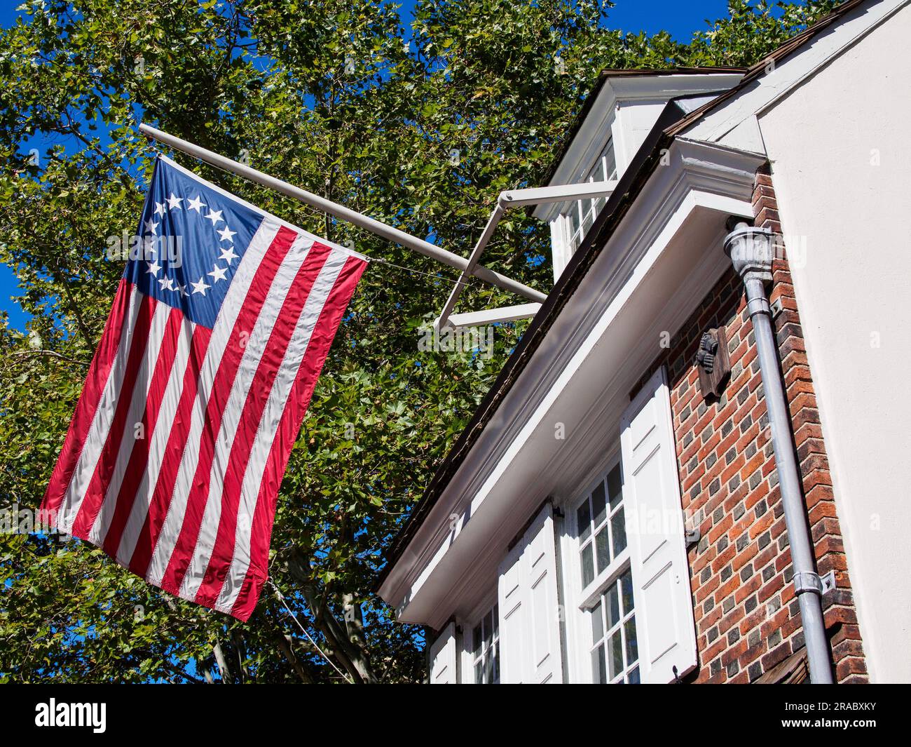 À Philadelphie, en Pennsylvanie, aux États-Unis, l'emblématique Betsy Ross House affiche fièrement le drapeau américain, en agitant symboliquement dans la brise. Cet historique l Banque D'Images