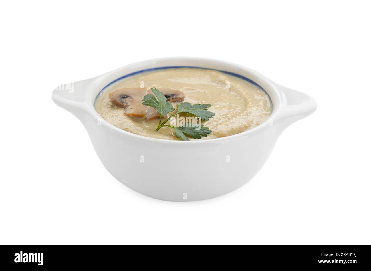 Délicieuse soupe à la crème de champignons avec persil isolé sur blanc Banque D'Images