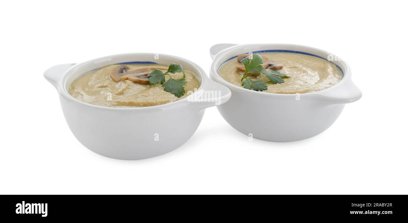Délicieuse soupe à la crème de champignons avec persil isolé sur blanc Banque D'Images