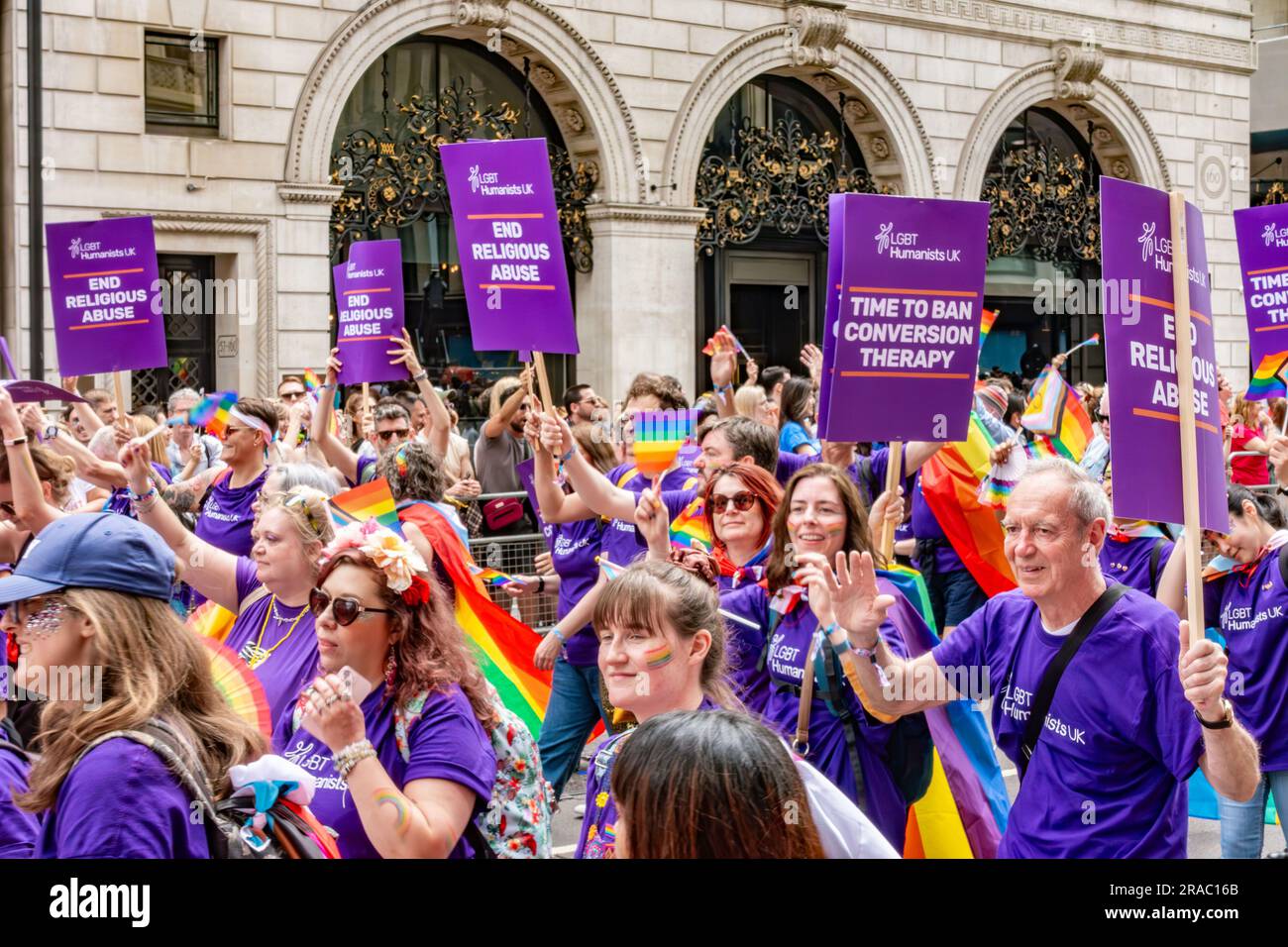 Des participants représentant LGBT Humanists UK à l'événement annuel London Pride du 1st juillet 2023 sur Piccadilly à Londres Banque D'Images