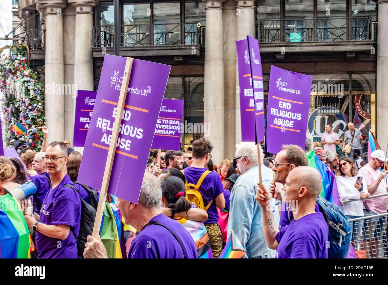 Des participants représentant LGBT Humanists UK à l'événement annuel London Pride du 1st juillet 2023 sur Piccadilly à Londres Banque D'Images