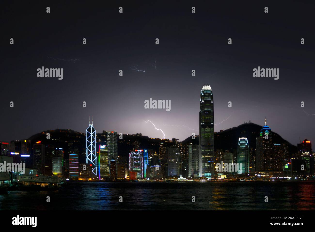 Hong Kong S.A.R., Hong Kong - 18 août 2007 : l'île de Hong Kong la nuit pendant un orage avec un éclair frappant derrière l'île. La scène i Banque D'Images