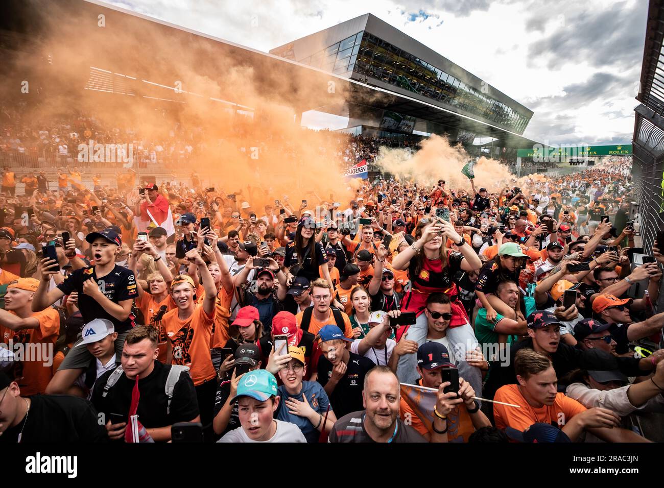 Spielberg, Autriche. 02nd juillet 2023. Championnat du monde F1 2023. Grand Prix d'Autriche. Course. Max VERSTAPPEN fans, célébrant la victoire.pendant l'événement à l'anneau de taureau rouge, Oesterreich Ring, Formule 1, Grand Prix D'AUTRICHE, Grosser Preis von OESTERREICH, GP d'Autriche, Motorsport, Formel1, image payante, Copyright © Cristiano BARNI/ATP images (BARNI Cristiano/ATP/SPP) Credit: SPP Sport Press photo. /Alamy Live News Banque D'Images