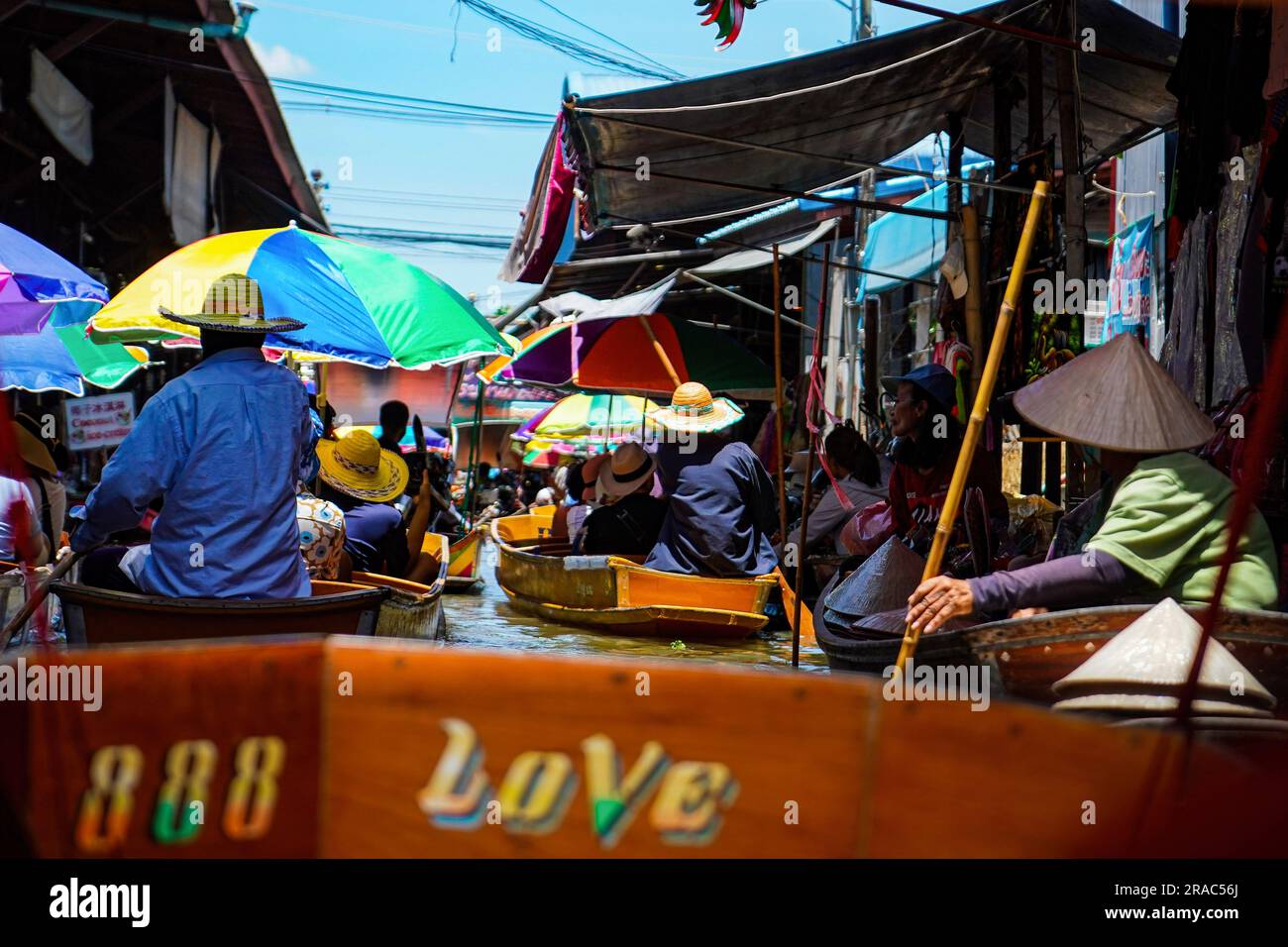 Bangkok, Thaïlande. 28th juin 2023. Les touristes sont vus au marché flottant de Damnoen Saduak. Crédit : SOPA Images Limited/Alamy Live News Banque D'Images