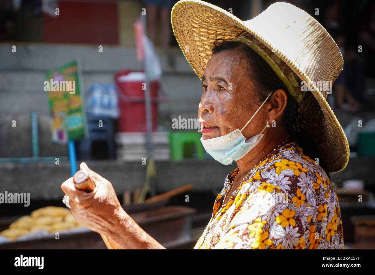 Bangkok, Thaïlande. 28th juin 2023. Un boatman pagayer au marché flottant de Damnoen Saduak. Crédit : SOPA Images Limited/Alamy Live News Banque D'Images