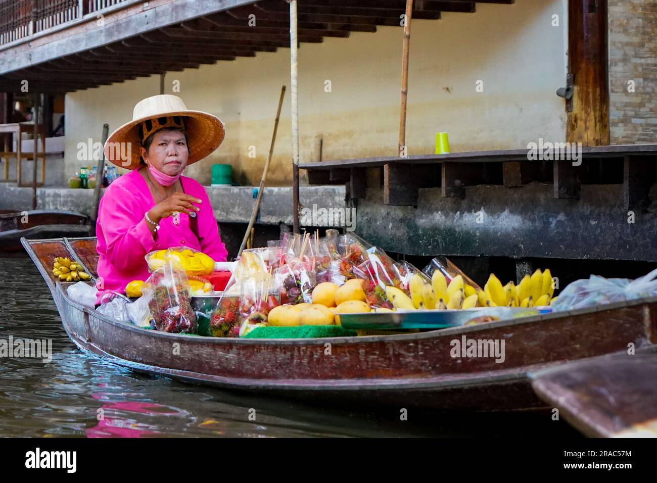 Bangkok, Thaïlande. 28th juin 2023. Une vendeuse vend des fruits sur son bateau à aubes Damnoen Saduak Floating Market. Crédit : SOPA Images Limited/Alamy Live News Banque D'Images