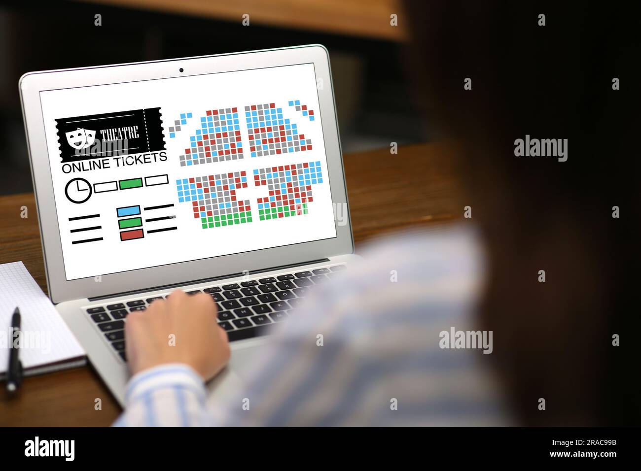 Femme achetant des billets de théâtre en ligne via ordinateur portable à table, gros plan Banque D'Images