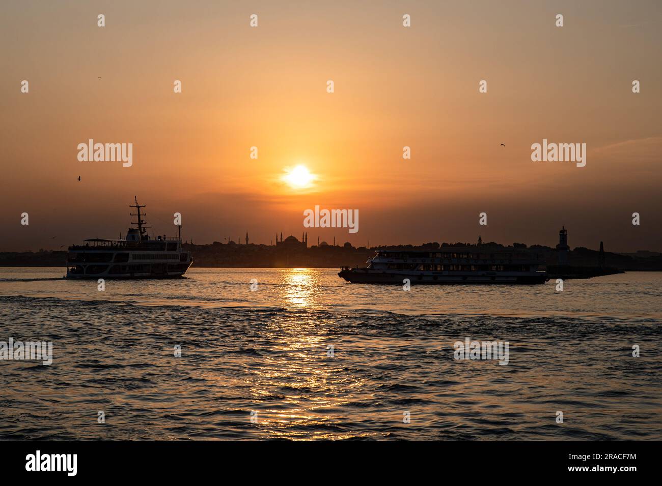 Istanbul, Turquie. 02nd juillet 2023. Une silhouette des lignes de la ville ferry et bateau à passagers vu pendant le coucher du soleil. Crédit : SOPA Images Limited/Alamy Live News Banque D'Images