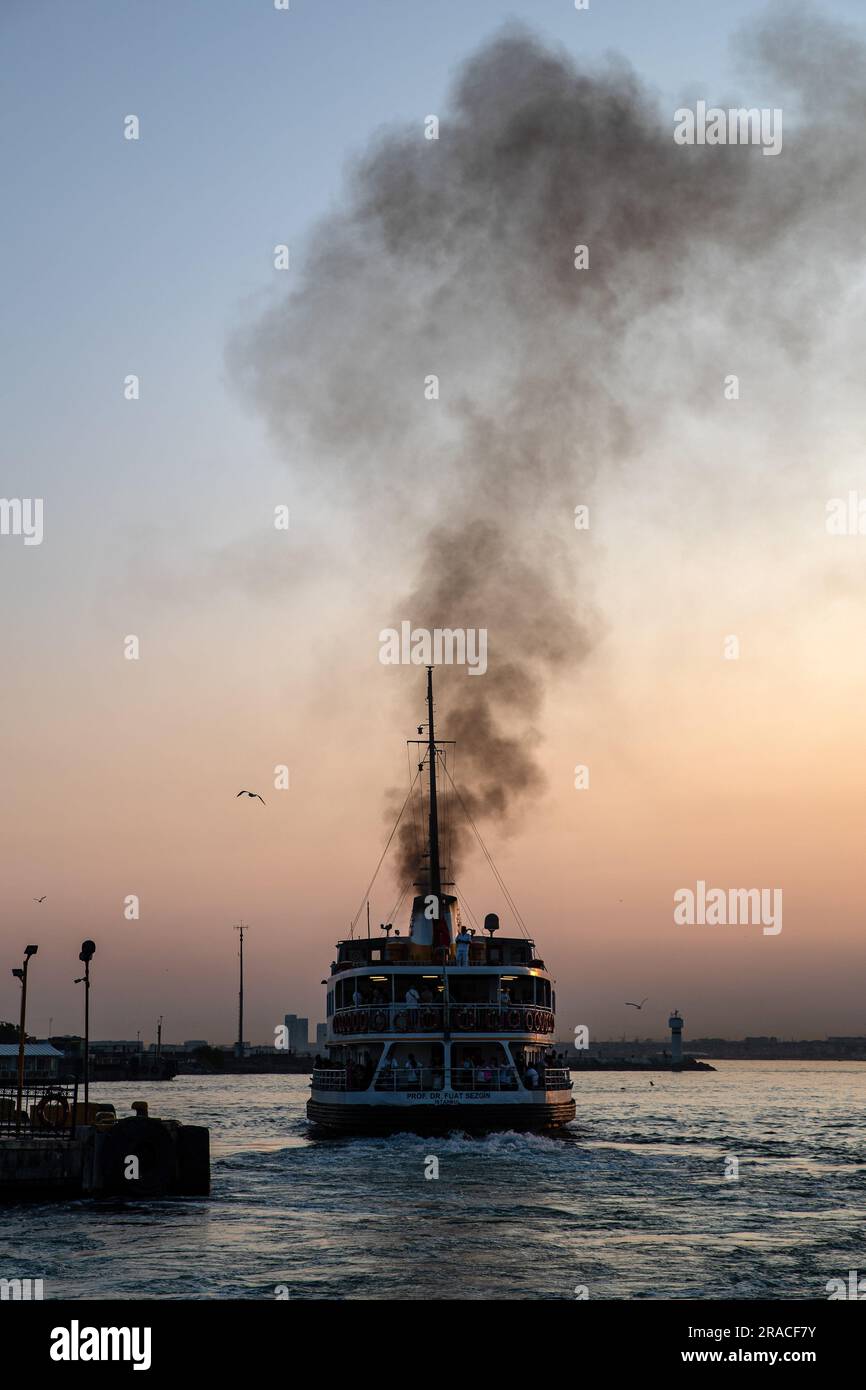 Istanbul, Turquie. 02nd juillet 2023. Le ferry des lignes de la ville au départ de l'embarcadère de Kadikoy est vu émettre de la fumée au coucher du soleil. Crédit : SOPA Images Limited/Alamy Live News Banque D'Images