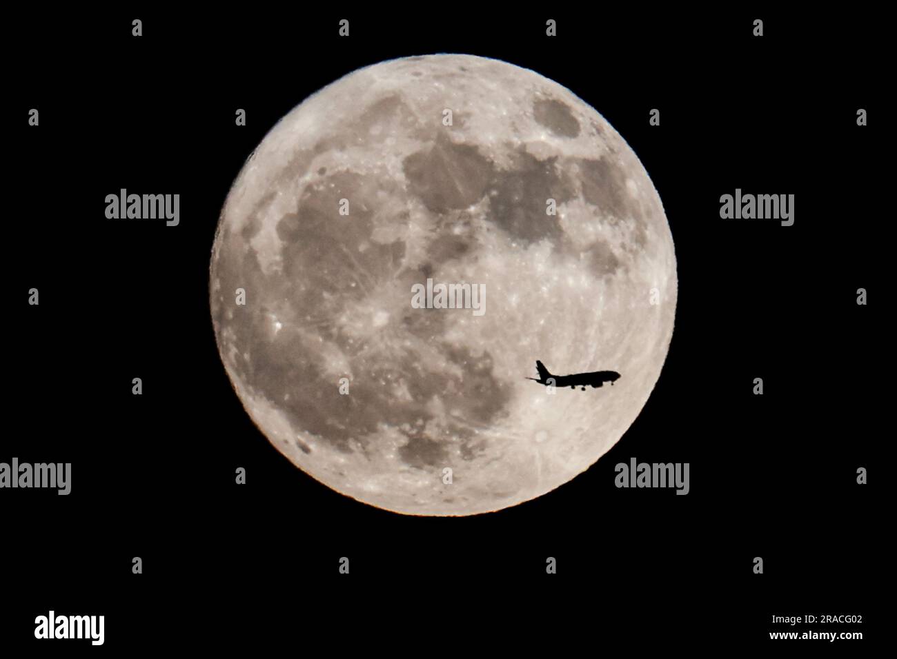 Los Angeles, États-Unis. 02nd juillet 2023. Un avion survole la super pleine lune connue sous le nom de buck Moon qui monte au-dessus de Los Angeles. Crédit : SOPA Images Limited/Alamy Live News Banque D'Images