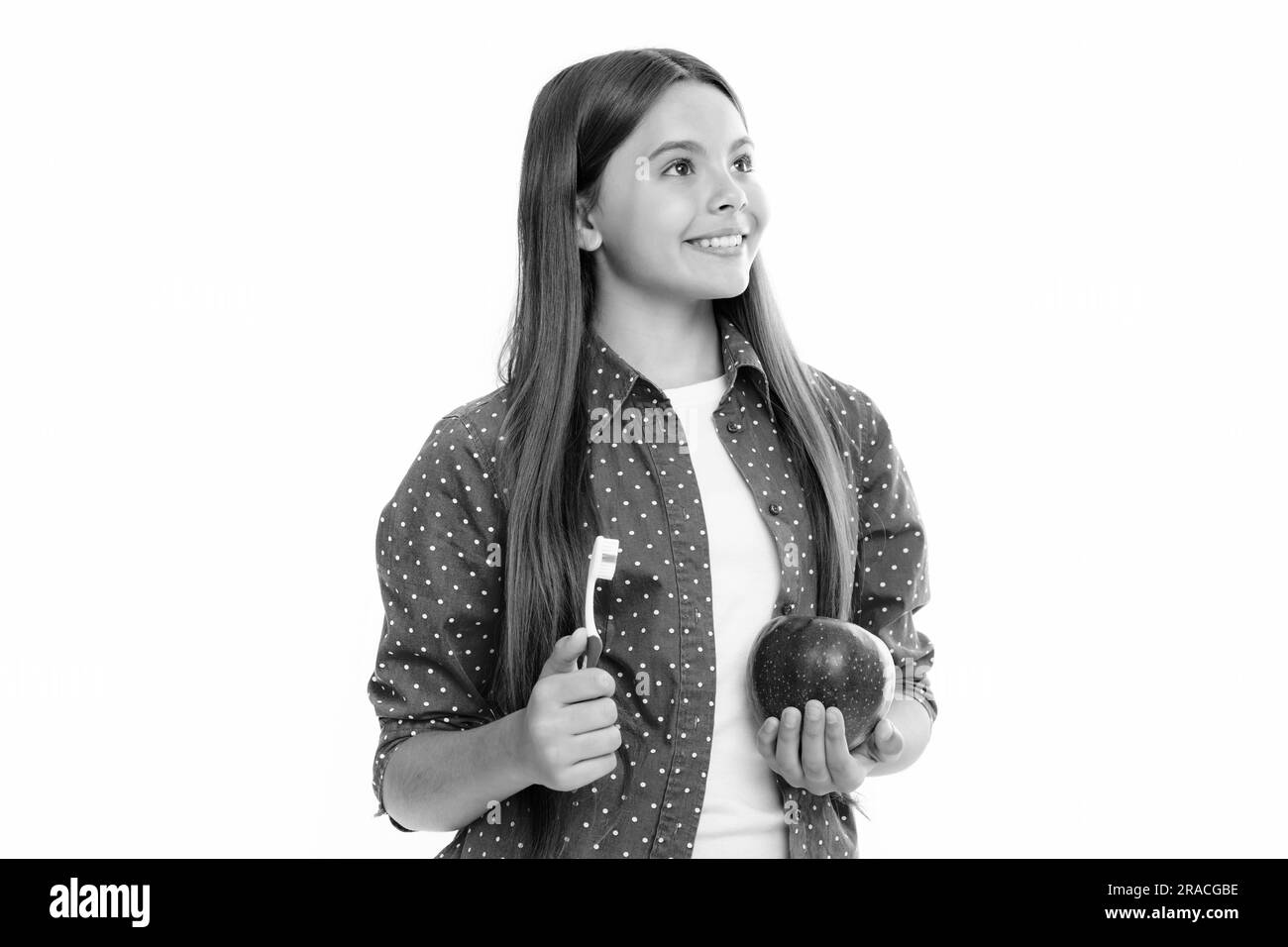 Portrait de la jeune fille caucasienne tient une brosse à dents se brossant ses dents, routine du matin, hygiène dentaire, isolé sur fond jaune. Vitamines de pomme Banque D'Images