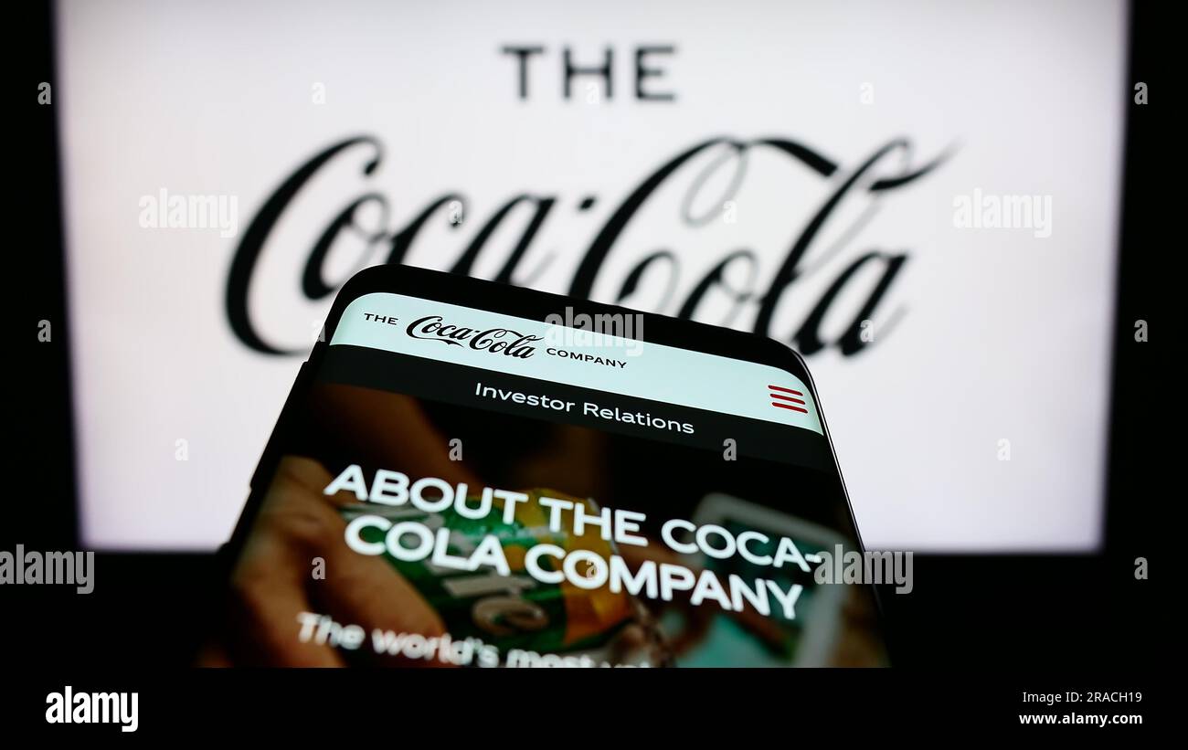 Smartphone avec page Web de l'entreprise américaine de boissons The Coca-Cola Company sur l'écran devant le logo. Effectuez le focus sur le coin supérieur gauche de l'écran du téléphone. Banque D'Images