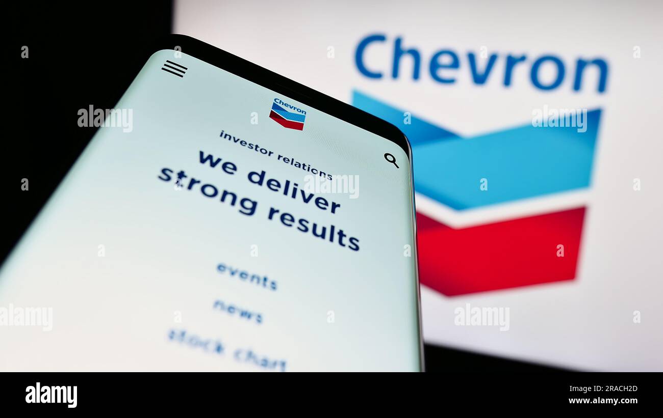 Téléphone mobile avec le site Web de la société énergétique américaine Chevron Corporation sur l'écran devant le logo de l'entreprise. Effectuez le focus sur le coin supérieur gauche de l'écran du téléphone. Banque D'Images