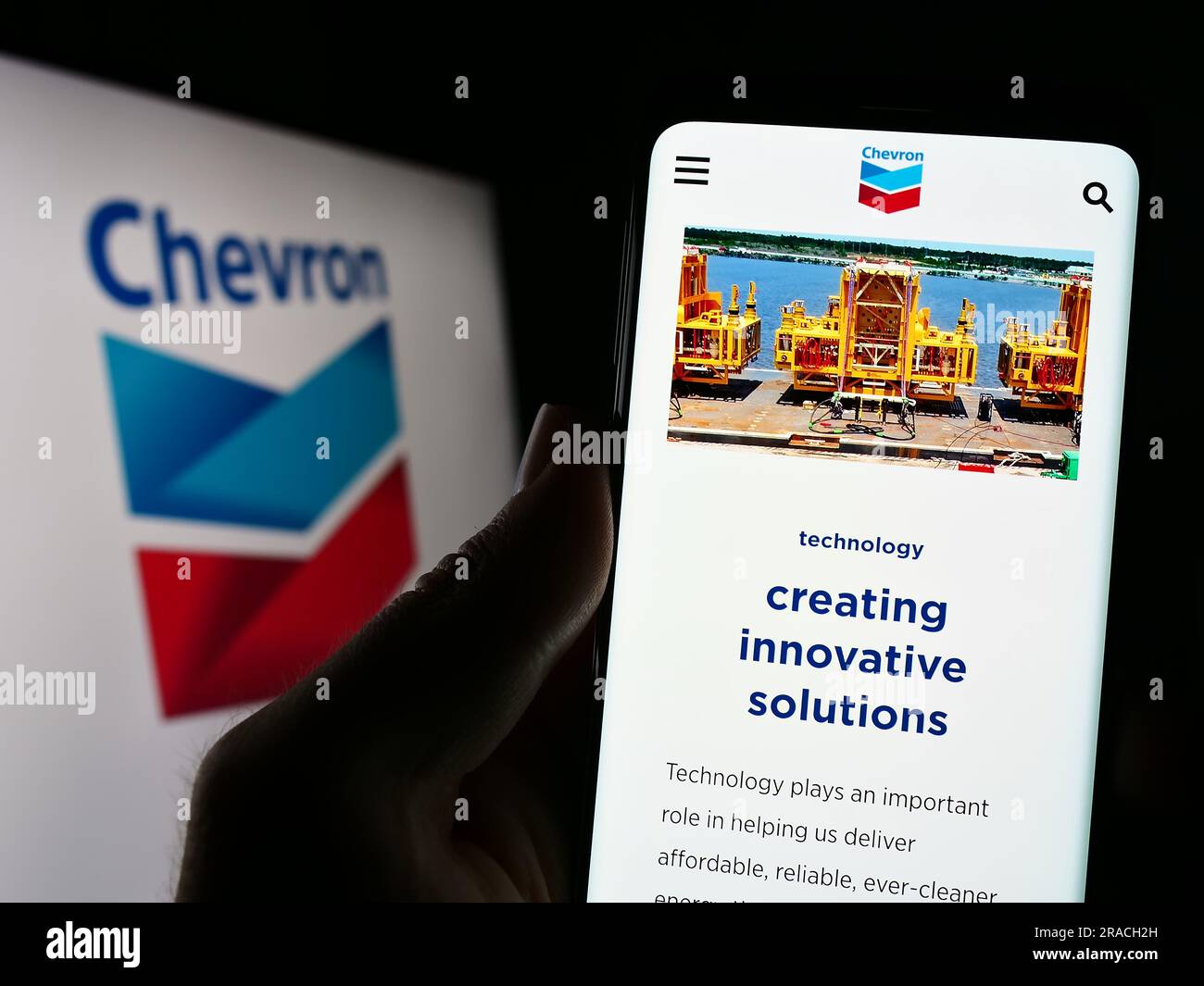 Personne tenant le téléphone portable avec la page Web de la société d'énergie américaine Chevron Corporation sur l'écran devant le logo. Concentrez-vous sur le centre de l'écran du téléphone. Banque D'Images