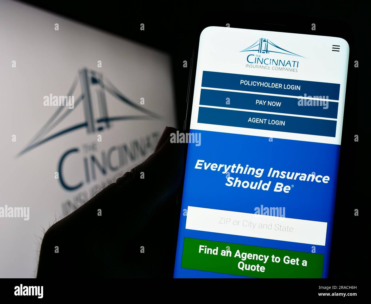 Personne tenant un smartphone avec la page Web de la société américaine Cincinnati Financial Corporation sur l'écran avec logo. Concentrez-vous sur le centre de l'écran du téléphone. Banque D'Images