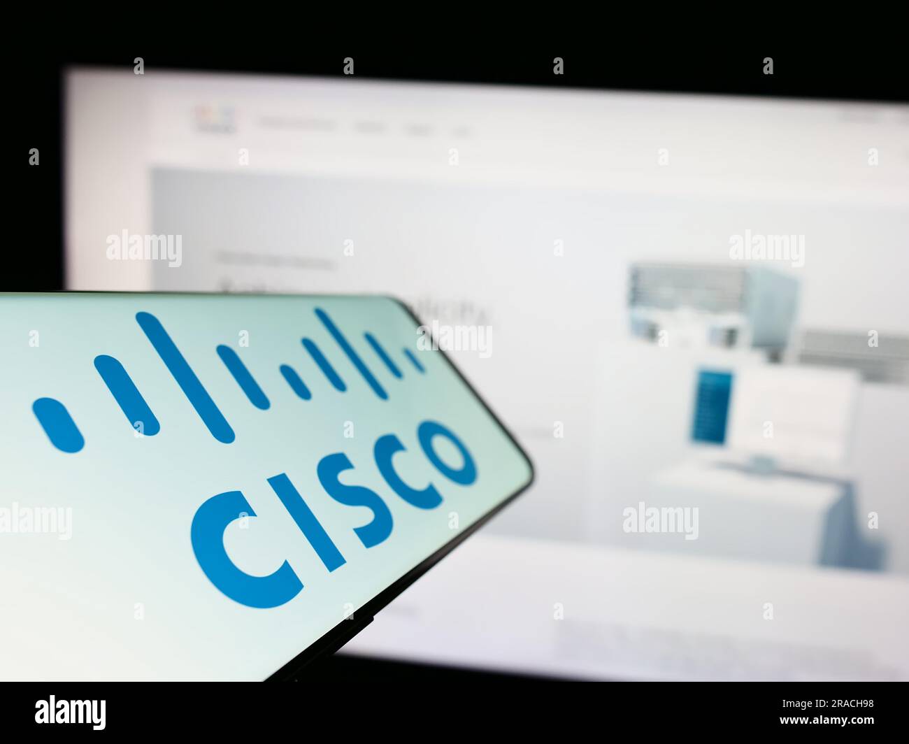 Téléphone mobile avec logo de la société de communications américaine Cisco Systems Inc. Sur l'écran devant le site Web. Effectuez le focus sur la gauche de l'écran du téléphone. Banque D'Images