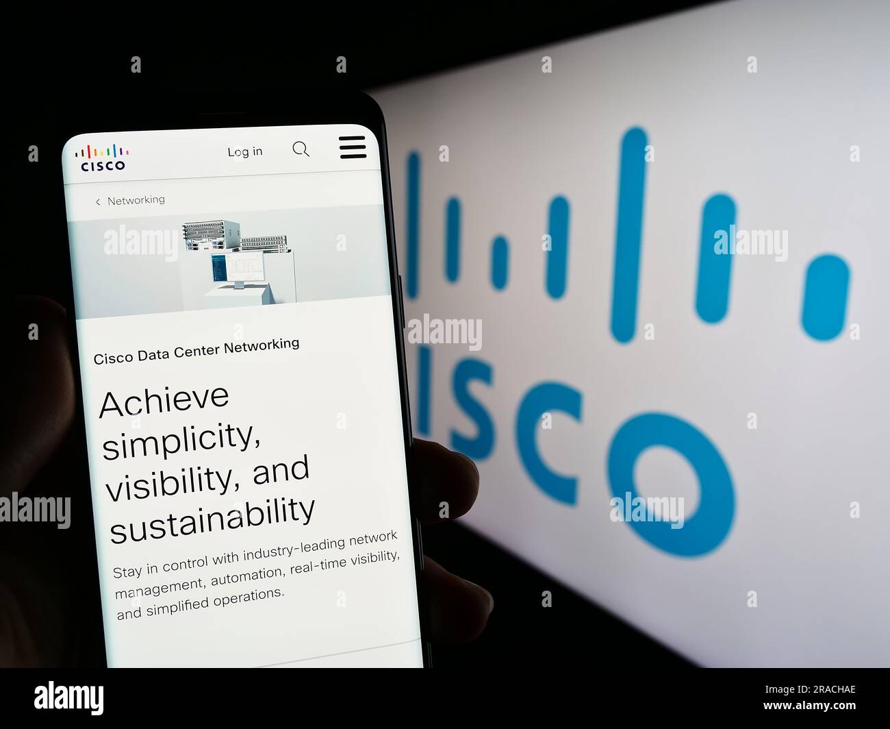 Personne tenant un téléphone portable avec la page Web de la société de communications américaine Cisco Systems Inc. Sur l'écran avec le logo. Concentrez-vous sur le centre de l'écran du téléphone. Banque D'Images