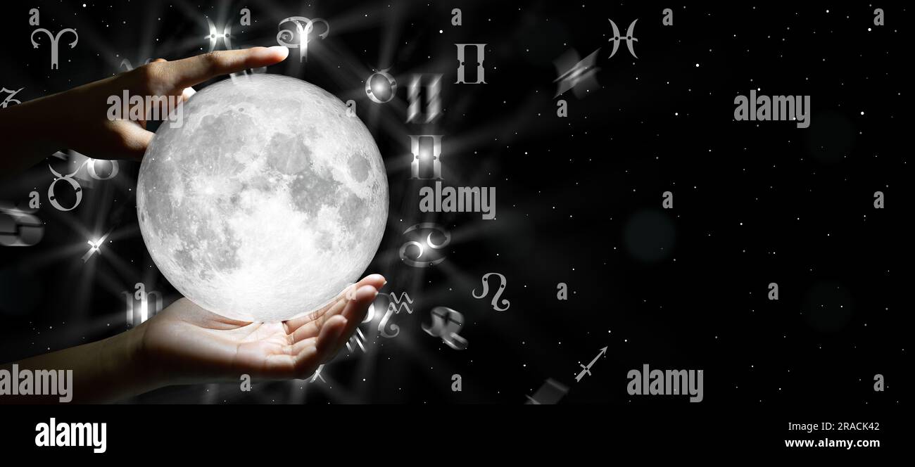 Signes astrologiques de zodiaque sur la lune en main.Connaissance des étoiles dans le ciel.La puissance du concept de l'univers. Banque D'Images