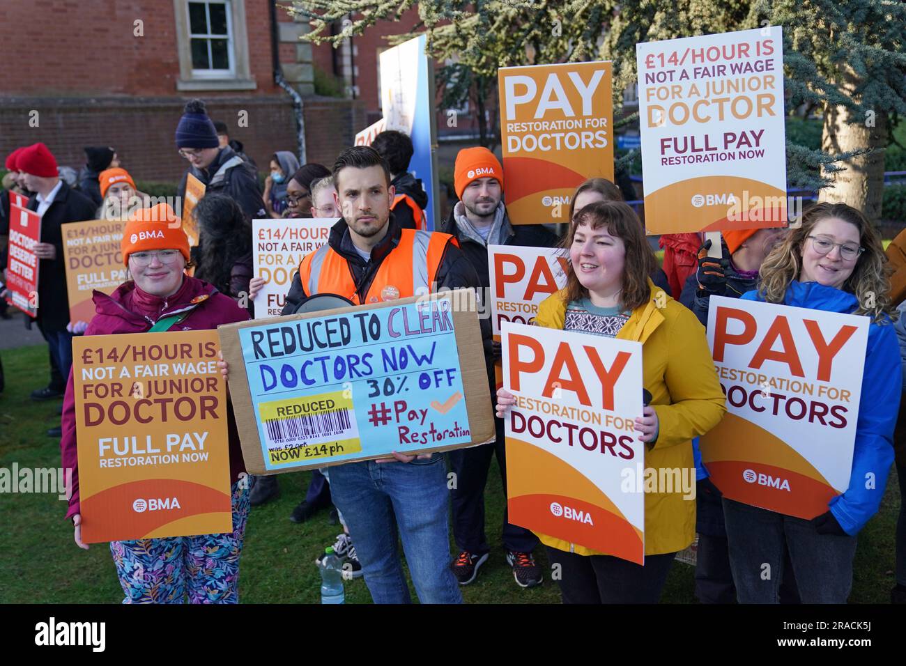 Photo du dossier datée du 11/04/2023 de médecins subalternes du NHS en grève sur la ligne de piquetage à l'extérieur de l'infirmerie royale de Leicester. La « perte de confiance » entre les médecins et le gouvernement est la pire qu'elle ait été depuis au moins trois décennies, a déclaré le Dr Phil Banfield, medic senior, président du conseil de l'Association médicale britannique (BMA). Date de publication : lundi 3 juillet 2023. Banque D'Images