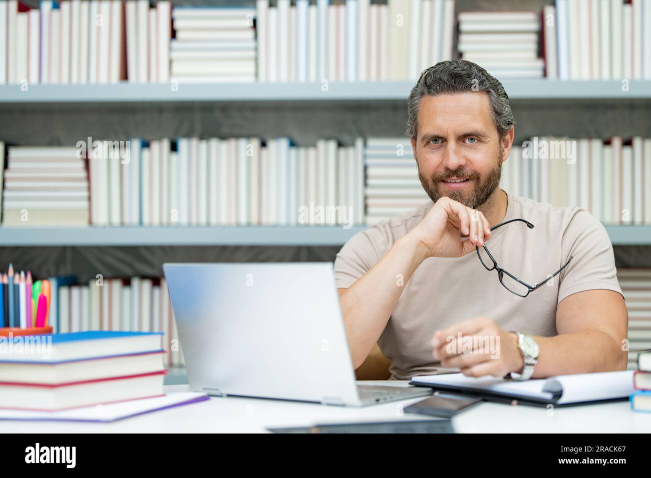 Journée des enseignants. Enseignant en classe scolaire. Connaissance et éducation avec un enseignant d'âge moyen. Enseignant du millénaire avec livre. Enseignants de l'université Banque D'Images
