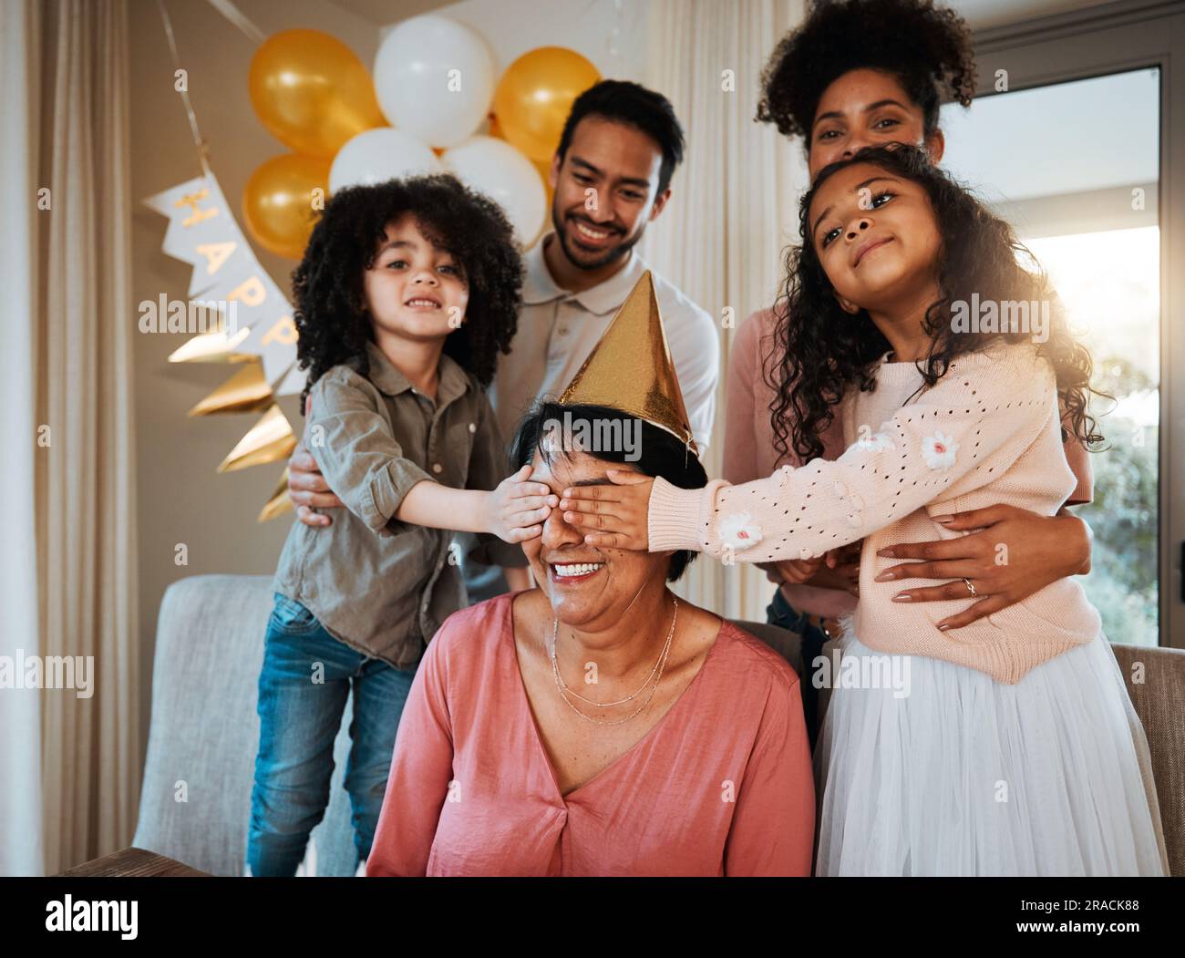 Anniversaire, surprise et enfants avec grand-mère à la fête dans le ...
