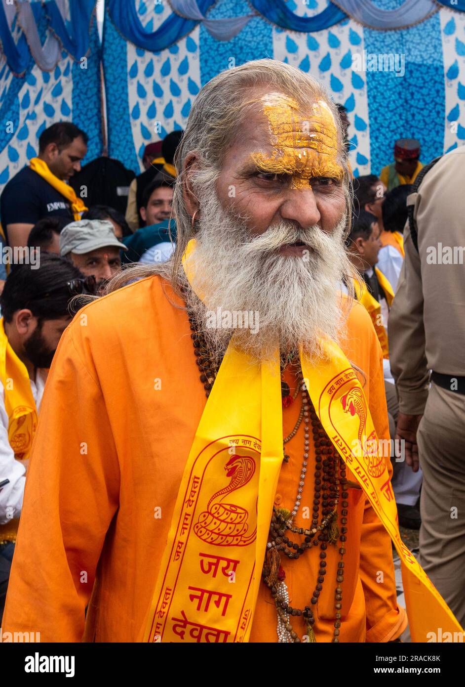 28 juin 2023 Uttarakhand, Inde. Un vieil homme avec une longue barbe blanche et des poils en tenue traditionnelle indienne de Saffron (bhagwa). Banque D'Images