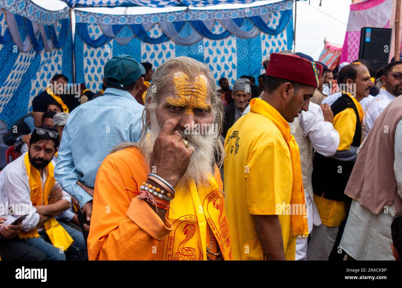 28 juin 2023 Uttarakhand, Inde. Un vieil homme avec une longue barbe blanche et des poils en tenue traditionnelle indienne de Saffron (bhagwa). Banque D'Images