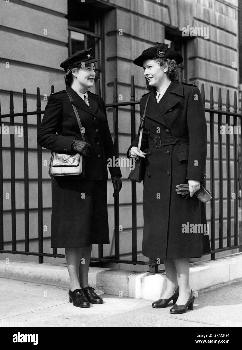 Photo du dossier datée du 27/09/1948 du nouvel uniforme pour les infirmières et infirmiers autorisés de l'État (à gauche) et du nouvel uniforme pour les infirmières et infirmiers auxiliaires inscrits de l'État. Le lancement du Service national de santé a été ressenti à chaque marche de la vie, des églises et des usines aux fêtes de jardin et aux carnavals. Un vicaire à Nunhead, dans le sud de Londres, a exhorté sa congrégation à prier pour le succès du NHS. À Leeds, trois médecins ont embauché le Kingsway Cinema pour un après-midi et ont invité les résidents à venir et à obtenir une réponse à leurs questions. Chaque siège a été pris. Date de publication : lundi 3 juillet 2023. Banque D'Images