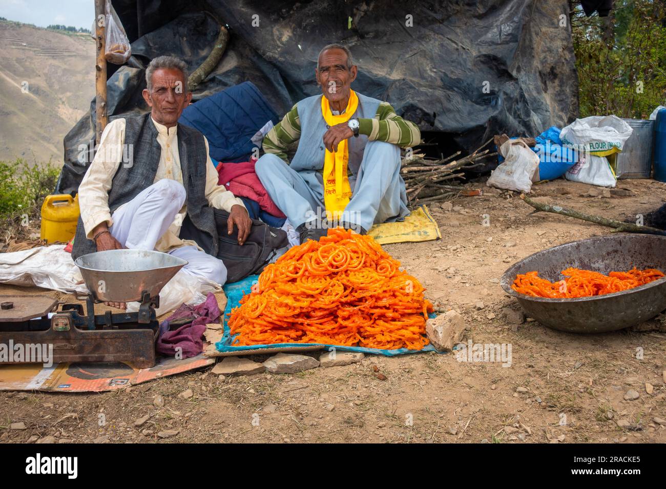 28 juin 2023 Uttarakhand, Inde. Un vieil homme de la région qui vend Jalebis (Sweet dish indien) lors d'un festival de foire (mela). Banque D'Images