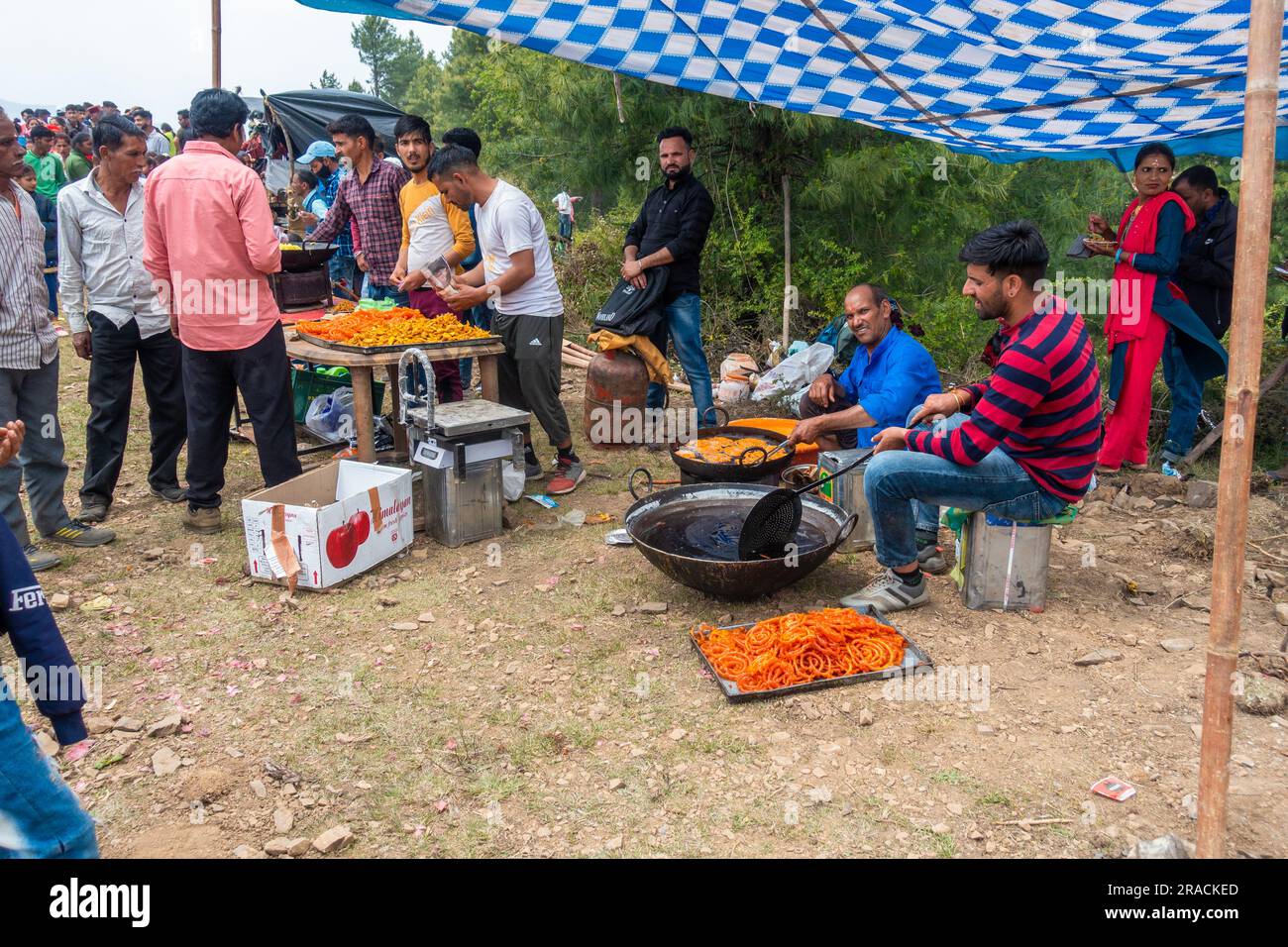 28 juin 2023 Uttarakhand, Inde. Les gens apprécient différents types de cuisine traditionnelle locale à une foire du Festival (mela). Banque D'Images