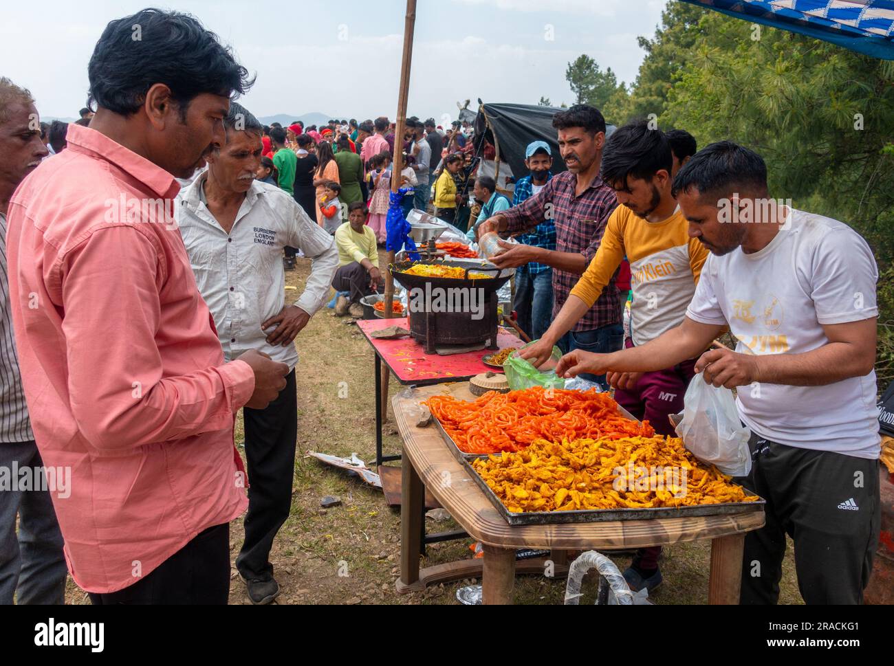 28 juin 2023 Uttarakhand, Inde. Les gens apprécient différents types de cuisine traditionnelle locale à une foire du Festival (mela). Banque D'Images