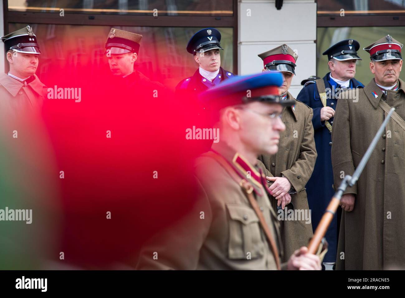 Environ 250 participants vêtus d'uniformes historiques de l'armée polonaise, du corps de protection des frontières et de la police d'État ont participé en 16th à Katyn March of Shadows to Banque D'Images