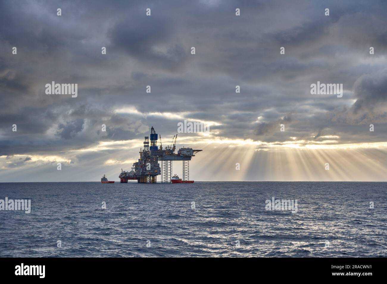 Vue de la plate-forme de forage Jack UP et de la plate-forme semi-submersible avec navires ravitailleurs en mer. Banque D'Images