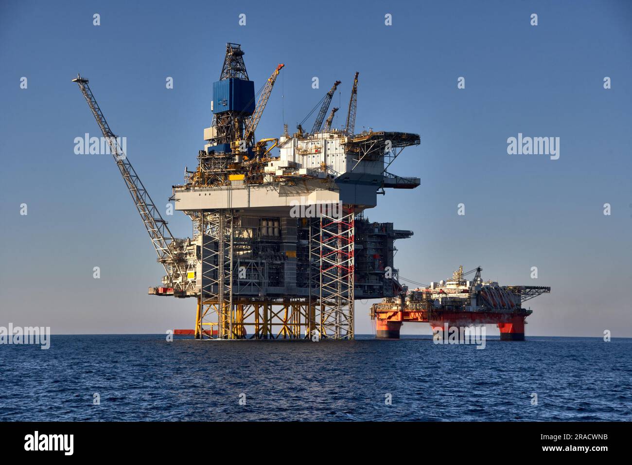 Vue sur l'installation de pétrole et de gaz offshore en une journée ensoleillée en mer. Jack up, semi-submersible, rigs production de pétrole brut dans l'océan. Banque D'Images