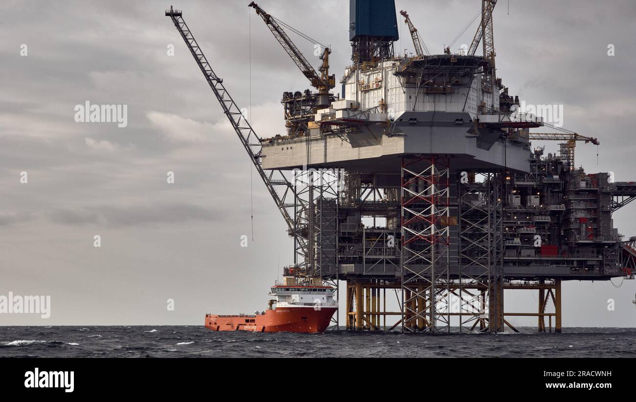 Navire ravitailleur effectuant des opérations de cargaison avec plate-forme de forage cric, plate-forme offshore dans la mer du Nord. Banque D'Images