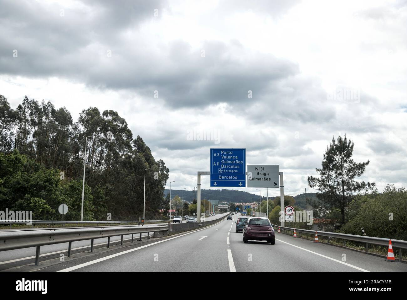 Section de l'autoroute A3, Douro Minho, qui relie Porto à Valenca, Portugal. Affluence de véhicules dans les deux sens. Banque D'Images