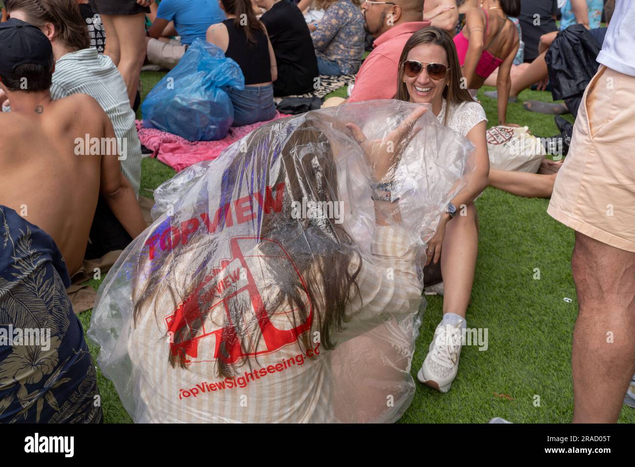 New York, États-Unis. 02nd juillet 2023. Une femme se couvre sous la pluie tandis que les gens se rassemblent pour la nuit d'ouverture du « Brasil Summerfest » au Summerstage de Central Park à New York. Crédit : SOPA Images Limited/Alamy Live News Banque D'Images