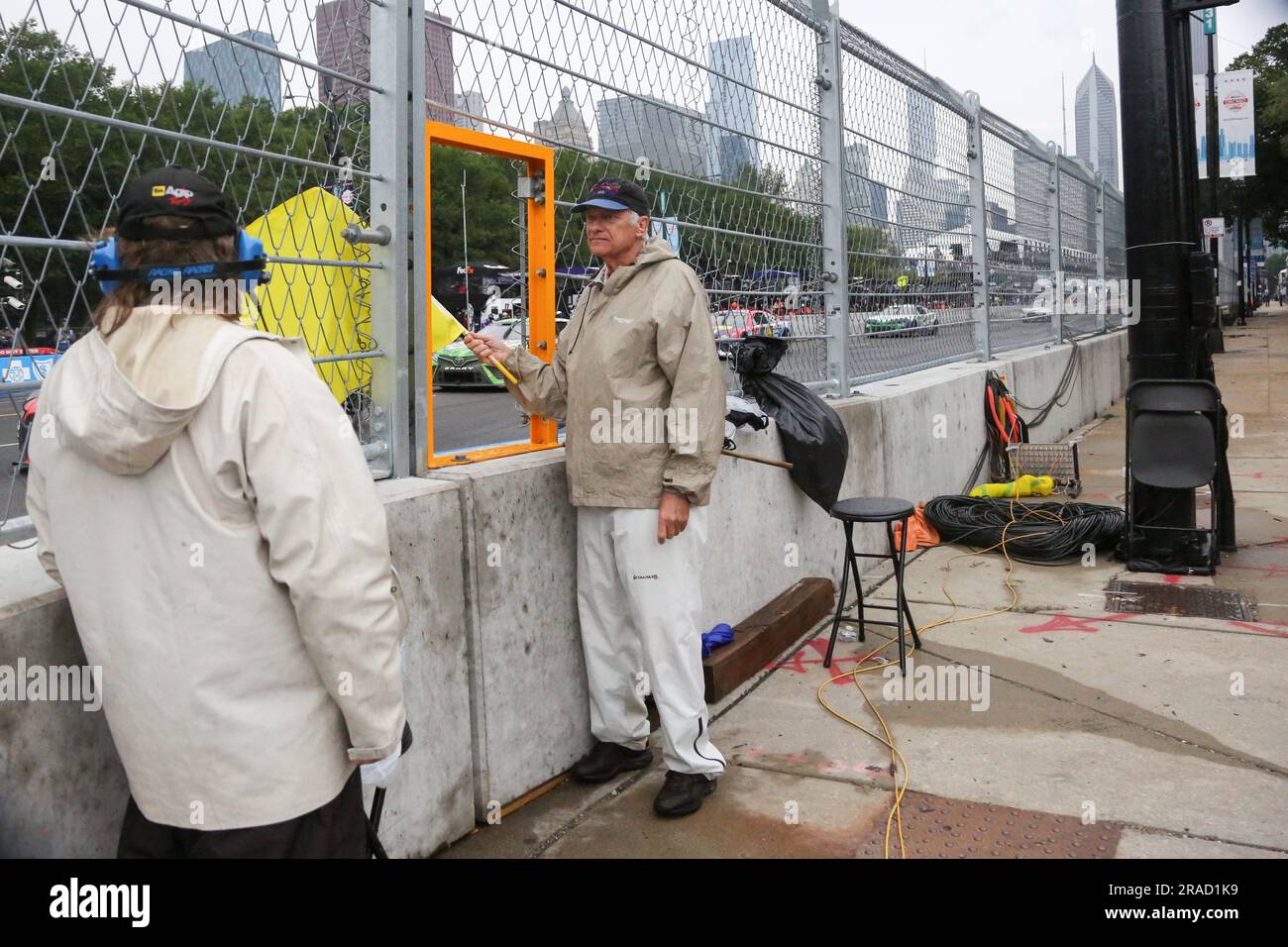 Un drapeau jaune est renoncé à signaler de faire preuve de prudence sur la piste pendant la course de Chicago Street Series de la coupe NASCAR dans le centre-ville de Chicago sur 2 juin 2023. C'est le jour 2 de la série de courses et c'est une piste de 2,2 miles et 100 tours. C'est le 75th anniversaire de la NASCAR et la première course de rue disputée dans la NASCAR Cup Series, et présente le Chicago Skyline et le lac Michigan comme toile de fond. (Photo par: Alexandra Buxbaum/Sipa USA) crédit: SIPA US/Alay Live News Banque D'Images
