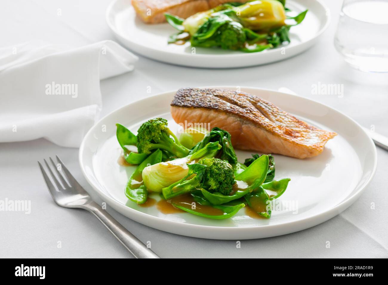 Saumon croustillant poêlé avec légumes et sauce soya au miel Banque D'Images